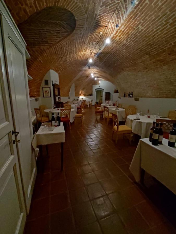 Foresteria Ristorante Conti Roero Monticello d'Alba Екстериор снимка
